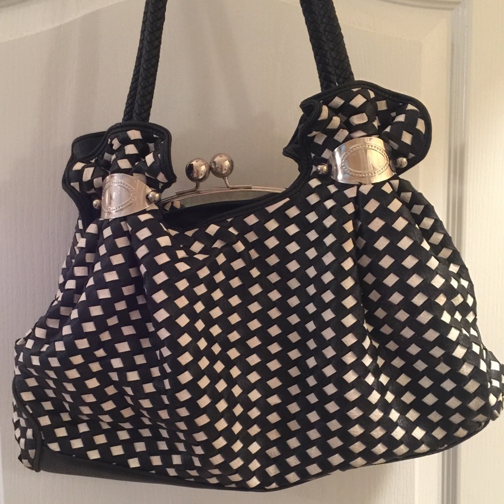 Beautiful black & white shoulder bag.